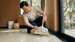 Por qué poner papel aluminio en la escoba ayuda a atrapar el polvo y cómo hacerlo