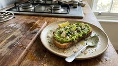 Tostada con untable de chícharos: cremosa, fresca y lista en minutos