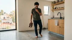 Andar descalzo en casa: ¿de verdad causa dolor de garganta o es un mito?